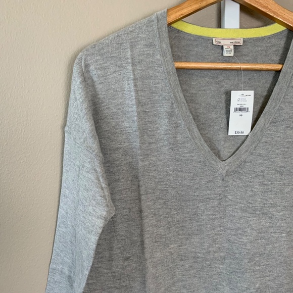 GAP Luxelight Perfect V-neck Sweater - Picture 4 of 16